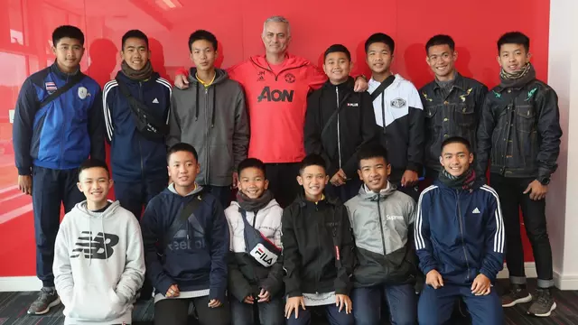 Man United Jamu 12 Bocah yang Terjebak di Gua Thailand
