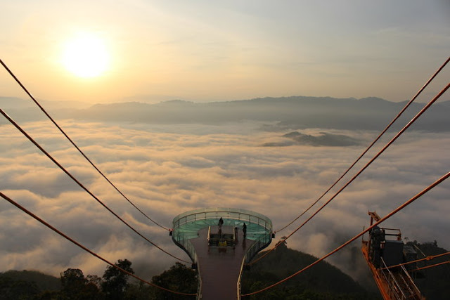 Mengunjungi Skywalk di Thailand Selatan, Menyentuh Awan dari Dekat