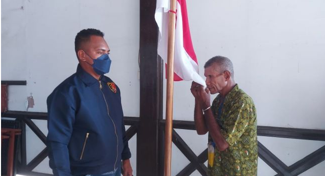 Jenderal TPNPB Papua Ikrar Setia kepada NKRI, Cium Bendera Merah Putih