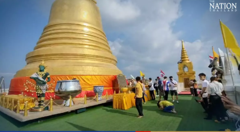 Masyarakat Thailand Padati Kuil Wat Saket Bangkok untuk Dapat Berkat Songkran