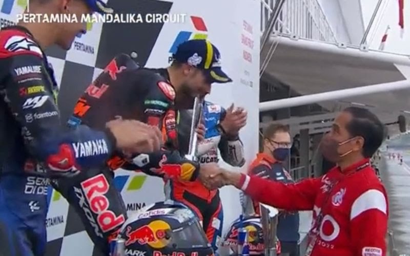 Jokowi Serahkan Trofi ke Pemenang MotoGP Mandalika