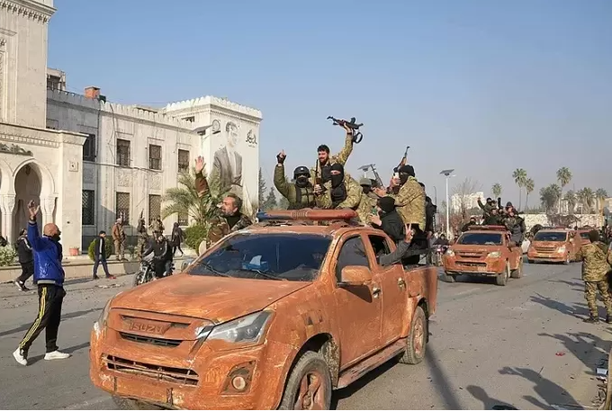 Pemberontak Kuasai Damaskus, Assad Disebut Kabur dari Suriah